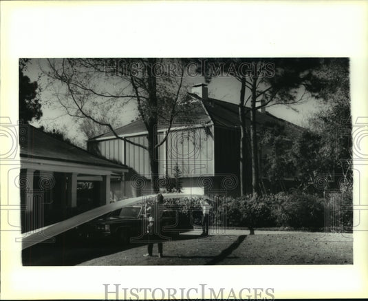 1991 Press Photo A 80 foot section of gutter is taken to home to be installed - Historic Images