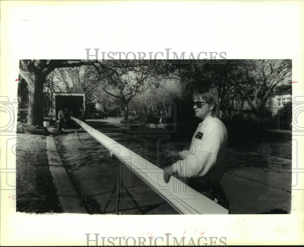 1991 Press Photo An 80 feet continuous section of gutter is rolled out - Historic Images