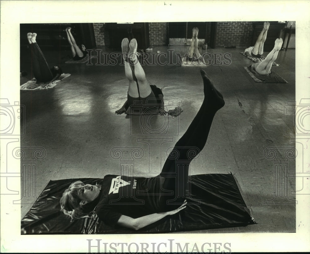 1982 Press Photo YWCA dancercise instructor Susan Guy leads her class - Historic Images