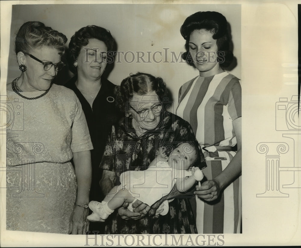 1964 Press Photo Mrs. Leon Cavignac&#39;s five generation members at Wildair home - Historic Images