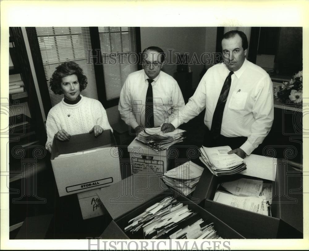 1995 Press Photo Delegates show documents against Elevating Boats, Inc. lawsuit - Historic Images
