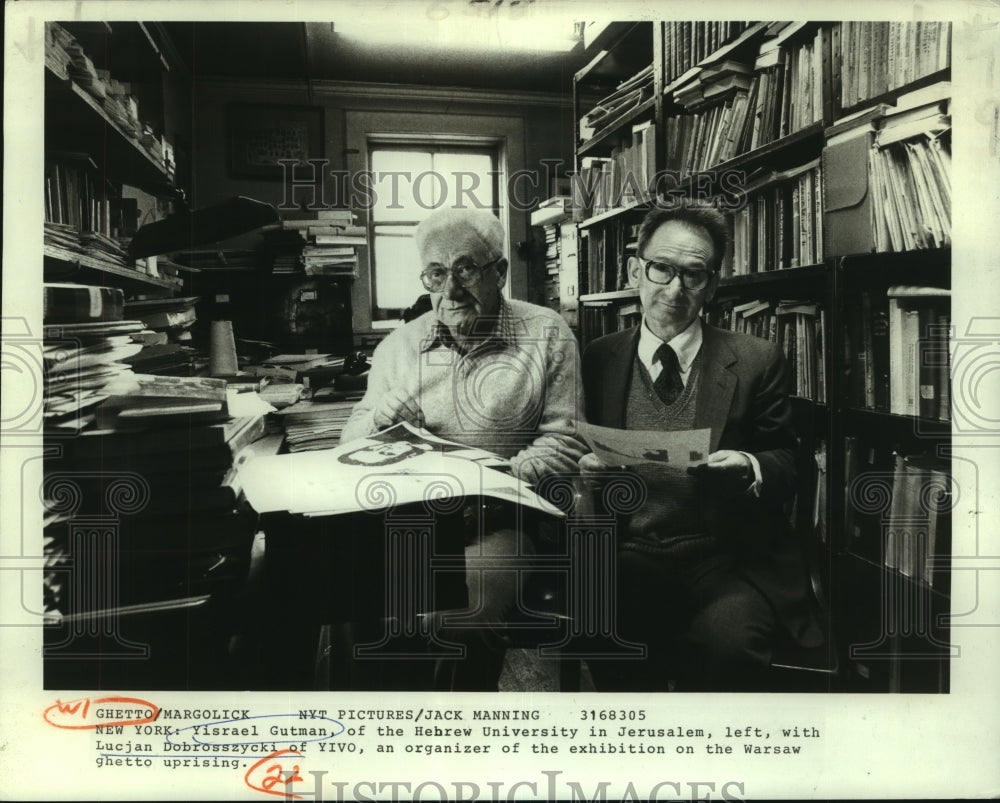 1983 Press Photo Organizer of the exhibition on the Warsaw ghetto uprising in NY - Historic Images