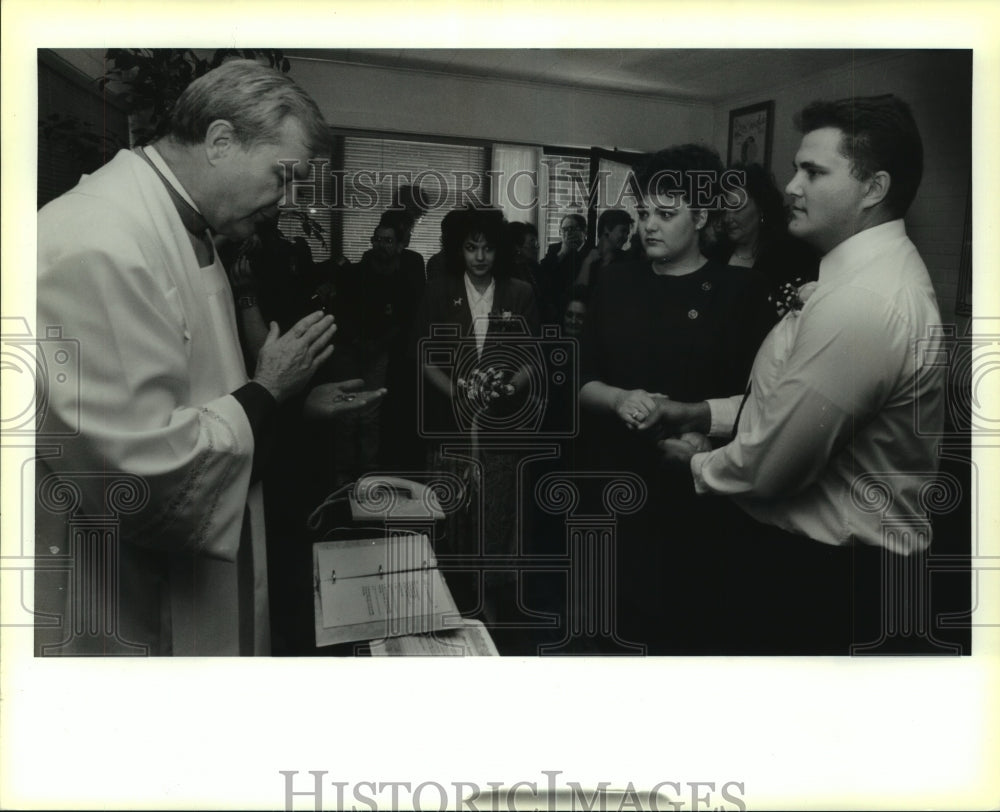 1991 Press Photo Monsignor Joseph Chotin presides the Peterson-Gutierrez nuptial - Historic Images