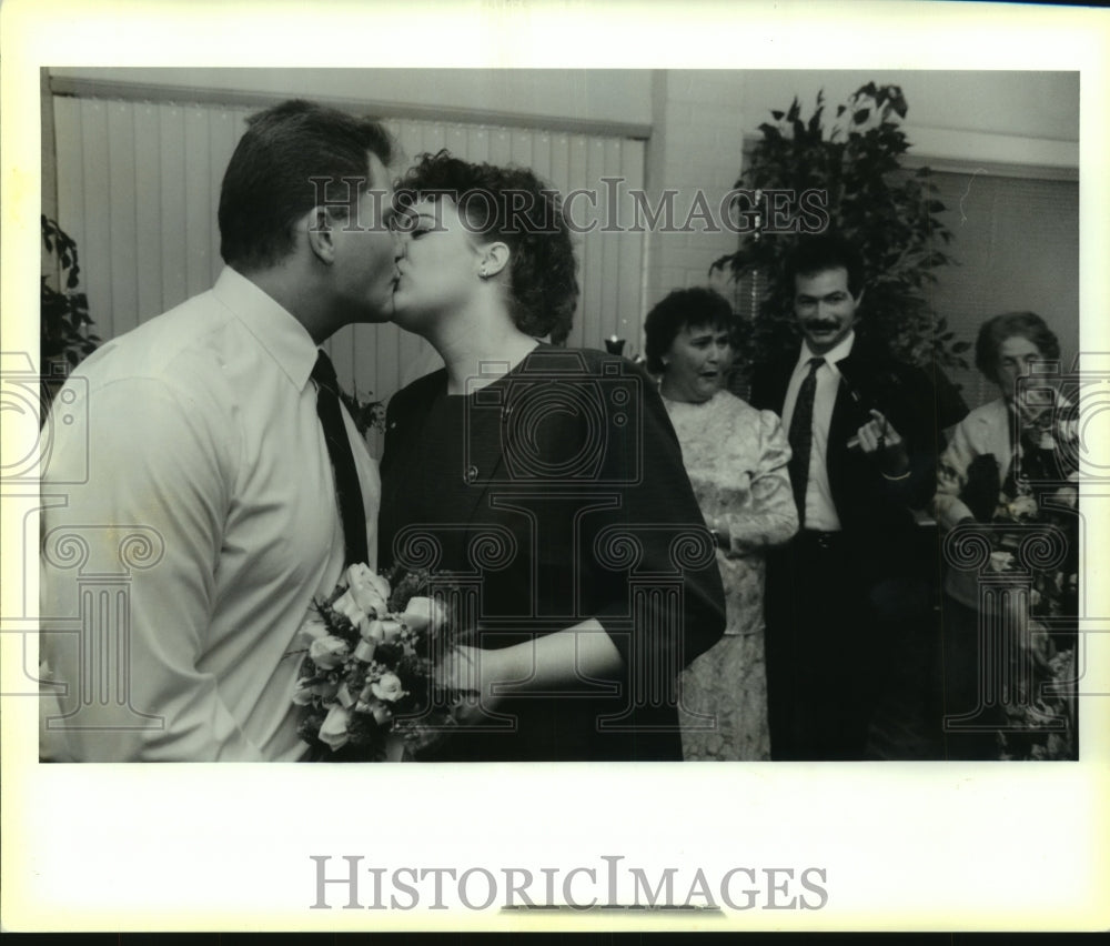 1991 Press Photo Seth Gutterrez kisses his bride Deidre Peterson after ceremony - Historic Images