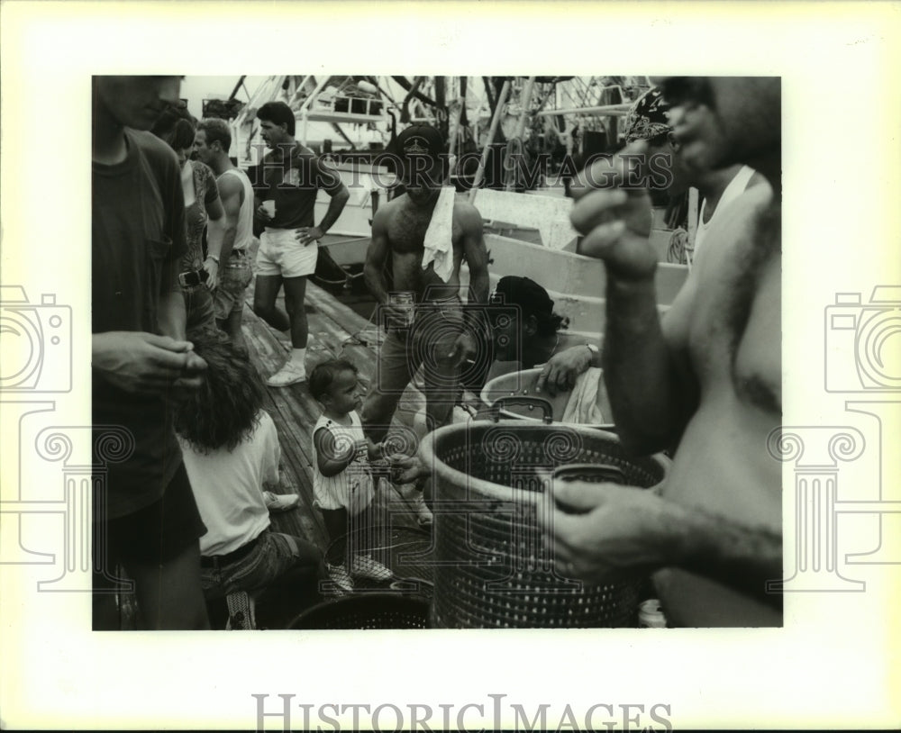 1993 Press Photo Grand Isle Tarpon Rodeo participants eat crabs - nob24403 - Historic Images