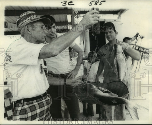 1970 Press Photo Grand Isle Tarpon Rodeo Weighmaster Marion Higgins weighs fish - Historic Images