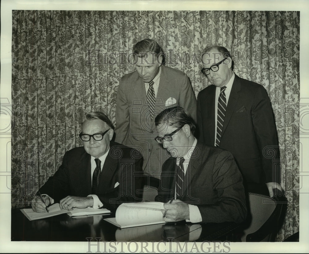 1971 Press Photo Exploration Company leaders meet with Inter-Continental leaders - Historic Images