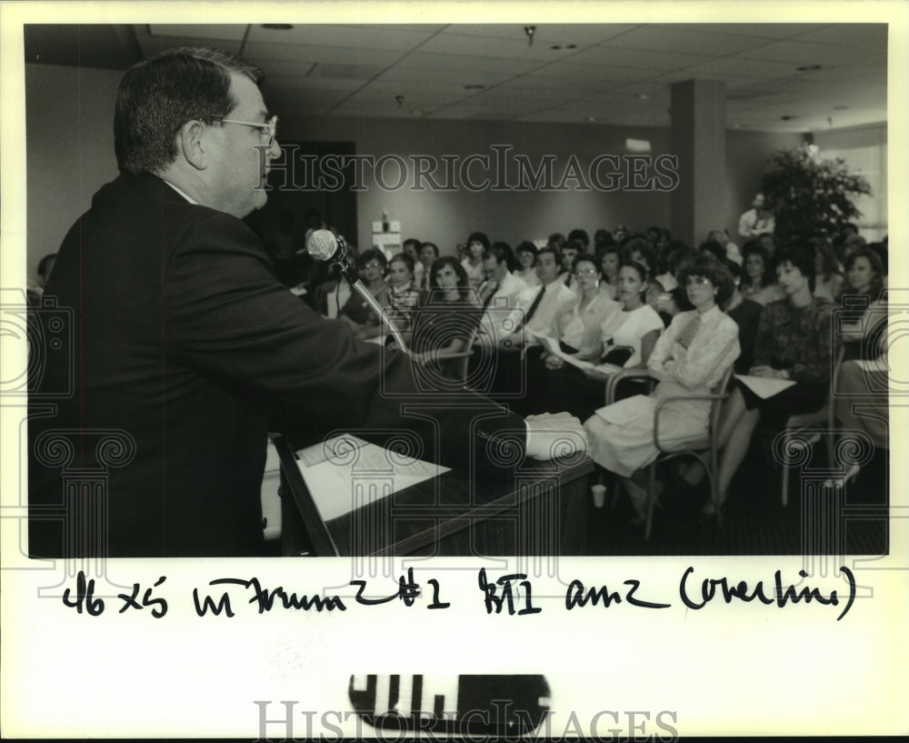 1989 Press Photo Graham Resources president John Graham addresses employees - Historic Images