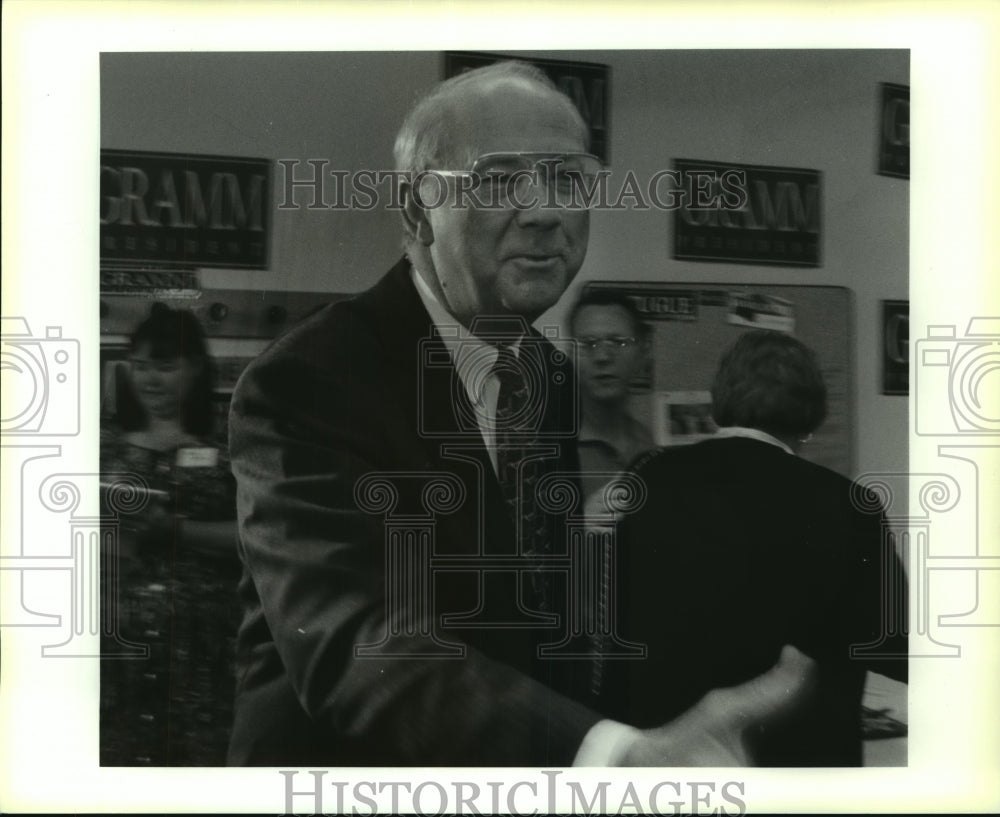 1995 Press Photo Phil Gramm reaches out to shake Lynn Dean&#39;s hand - Historic Images