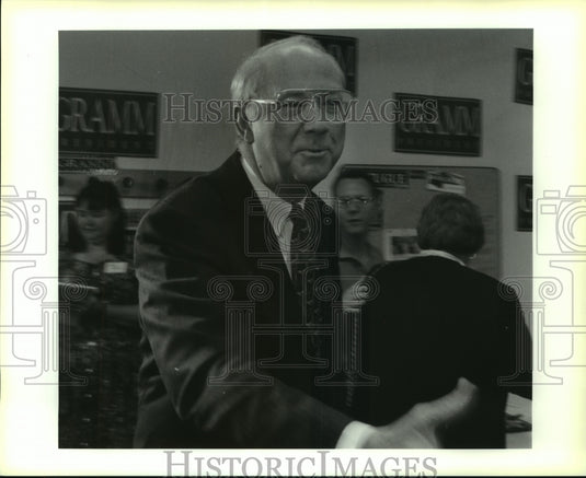 1995 Press Photo Phil Gramm reaches out to shake Lynn Dean's hand - Historic Images