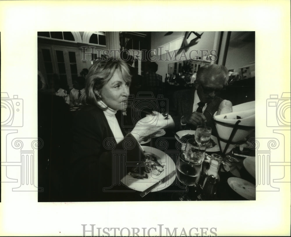 1995 Press Photo Margie Morton of Metairie and friends having dinner at Graham&#39;s - Historic Images