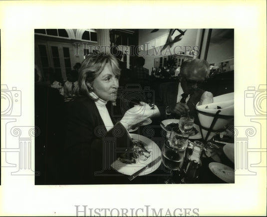 1995 Press Photo Margie Morton of Metairie and friends having dinner at Graham's - Historic Images