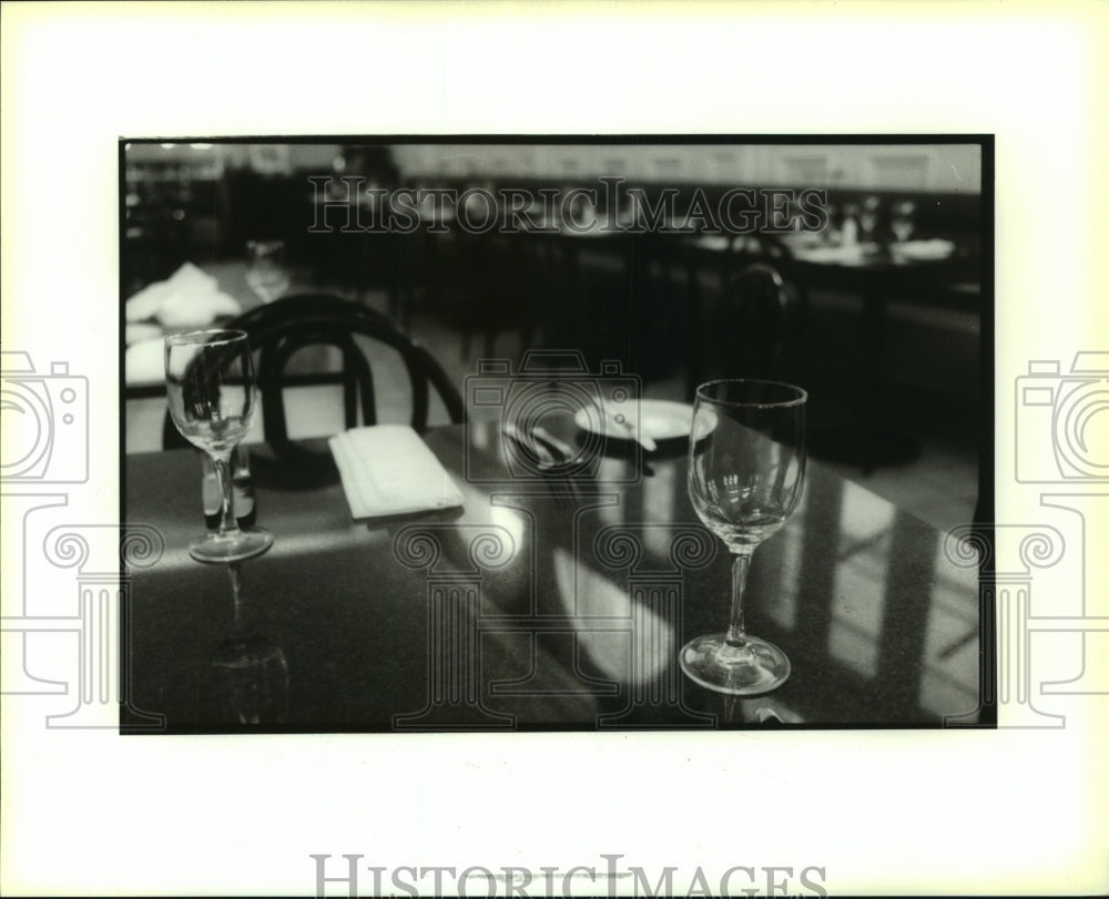 1995 Press Photo Clean and simple table arrangement at Graham&#39;s restaurant - Historic Images