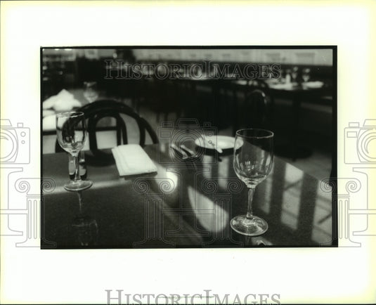 1995 Press Photo Clean and simple table arrangement at Graham's restaurant - Historic Images