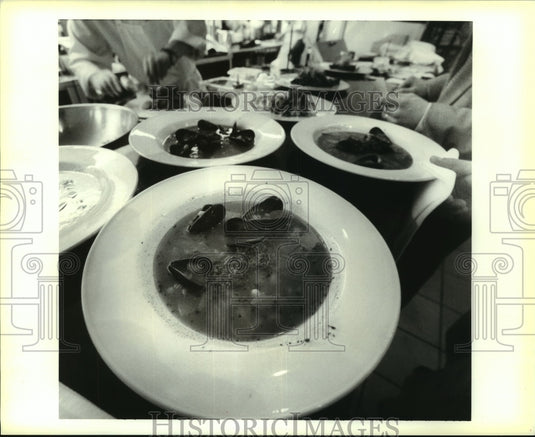 1995 Press Photo Graham's - Soupe Au Piston with Mussels - Historic Images