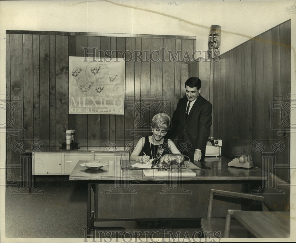 1967 Press Photo Mexican Tourist staff checked Mexico tourist cards application - Historic Images