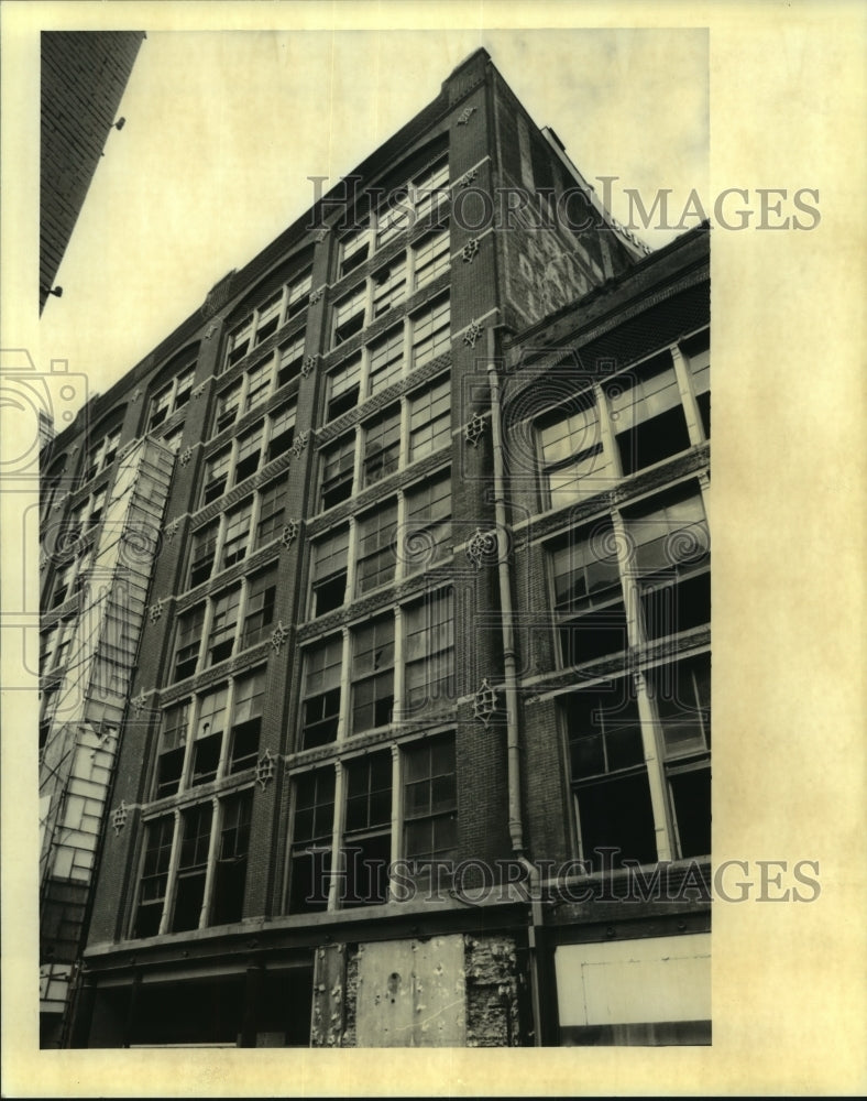 1994 Press Photo Building on 535 Gravier Street - nob24489 - Historic Images