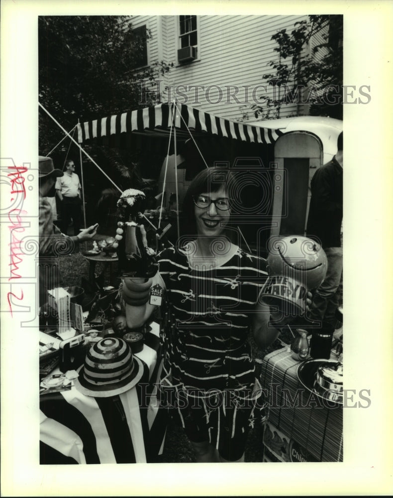 1995 Press Photo Della Graham holding a trailer sale on Lepage Street - Historic Images