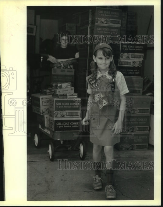 1989 Press Photo Erin Guess, from Brownie Troop 382 restocks her cookie supply - Historic Images
