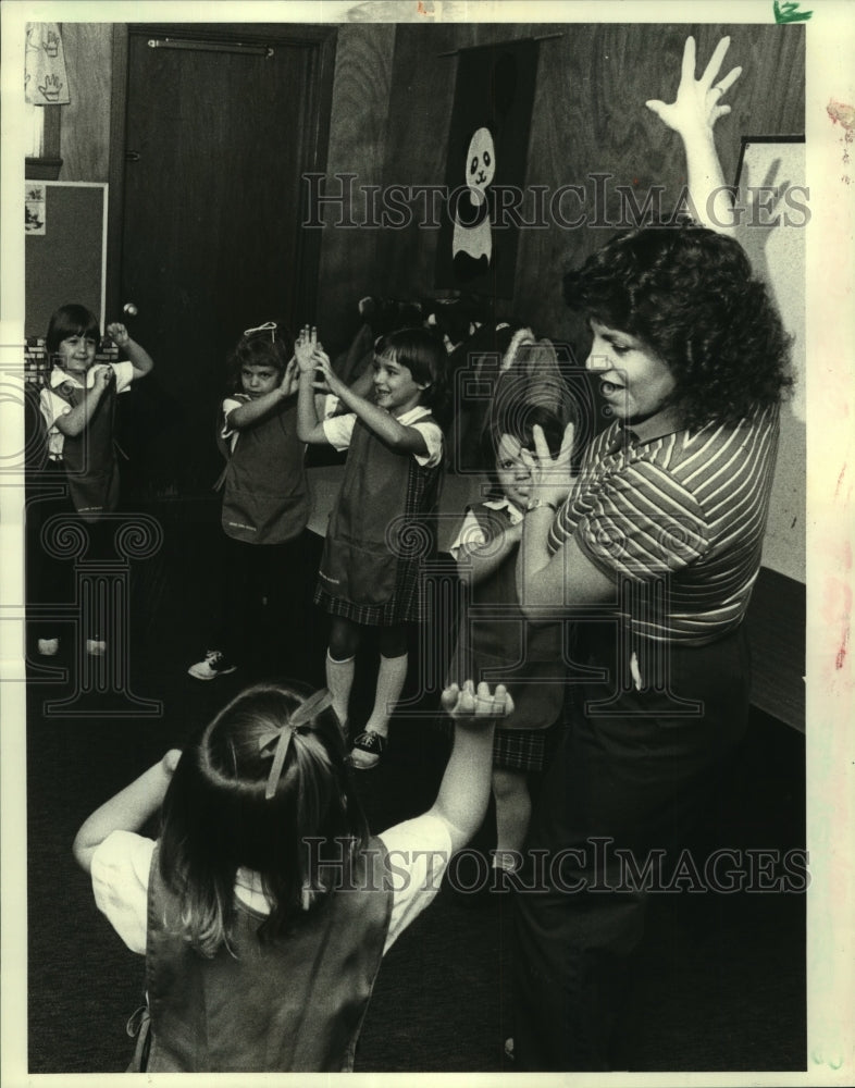 1984 Press Photo Daisy Scouts of Troop 351 gesture as they learn a new song. - Historic Images