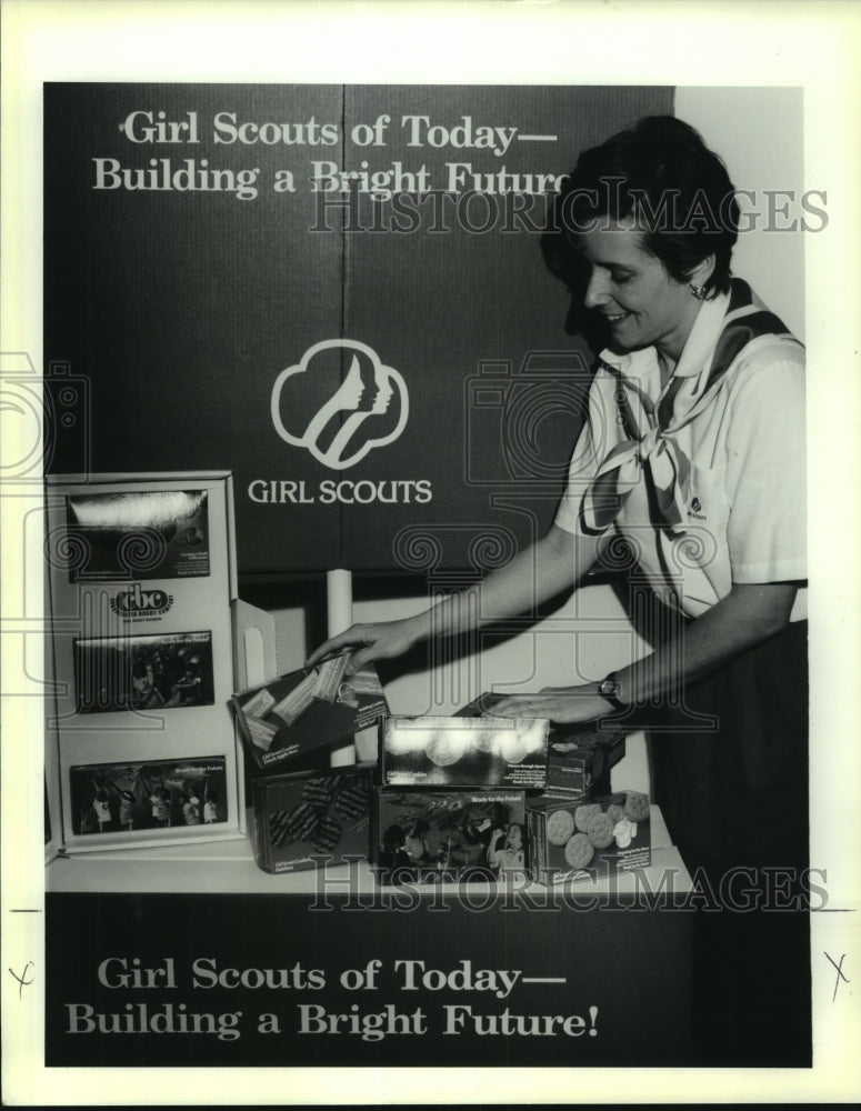 1991 Press Photo Linda Mothershed prepares a display to be used in cookie drive. - Historic Images