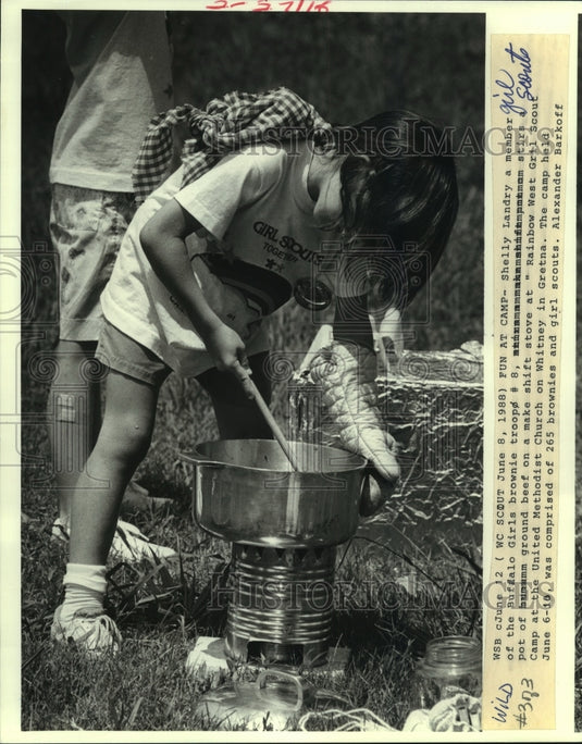 1988 Press Photo Shelly Landry, stirs a pot of ground beef at Girl Scout Camp. - Historic Images