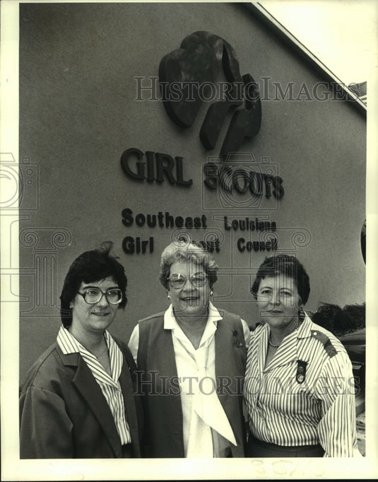 1987 Press Photo Myrle Wiggins, Sally Joubert & Pat Mackey at Girl Scout office. - Historic Images