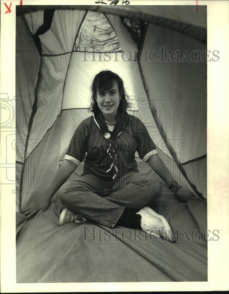 1987 Press Photo Charlotte Havens in her tent in her backyard in Terrytown. - Historic Images