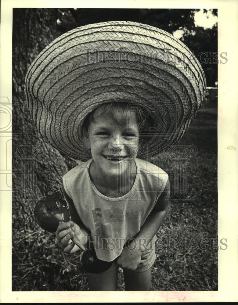 1987 Press Photo Girl Scout Mandy Turnage dances with sombrero at day camp - Historic Images