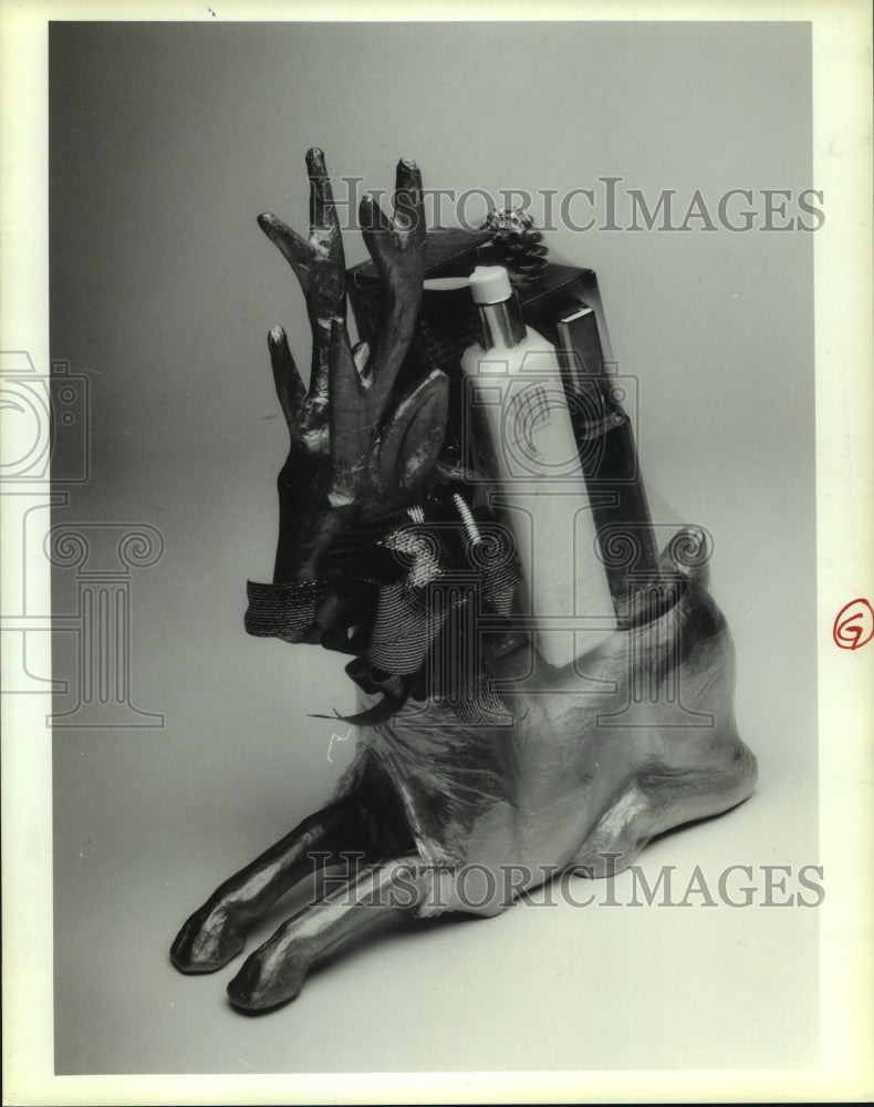 Press Photo Giorgio of Beverly Hills Christmas reindeer gift - Historic Images