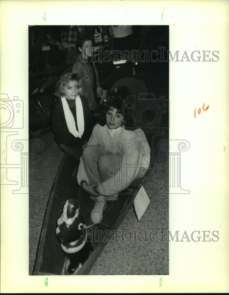 1988 Press Photo Group at Leon Godchaux Junior High School in Reserve - Historic Images