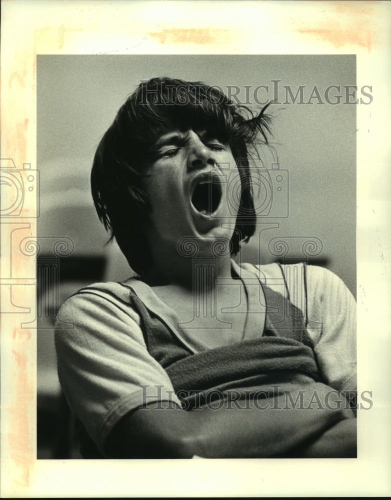 1982 Press Photo Denyer Garrett yawns during grammar lesson, Godchaux Jr High - Historic Images
