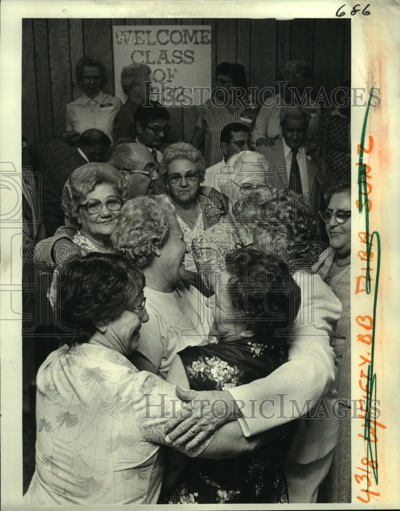 1982 Press Photo 50 year class reunion of 1932 from Leon Godchaux High School - Historic Images