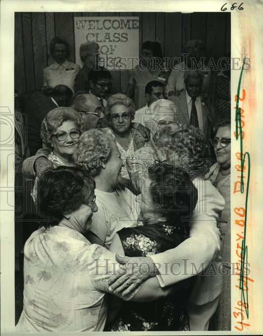 1982 Press Photo 50 year class reunion of 1932 from Leon Godchaux High School - Historic Images