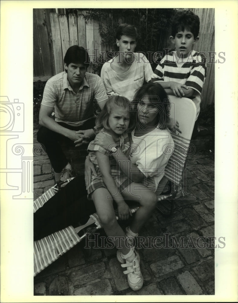 1989 Press Photo The Godelfer family with Casey who suffers from Leukemia - Historic Images