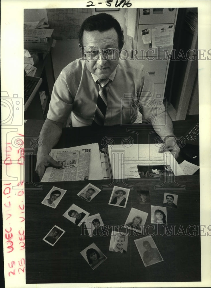 1988 Press Photo Vic Graphia with pictures of foreign exchange students - Historic Images