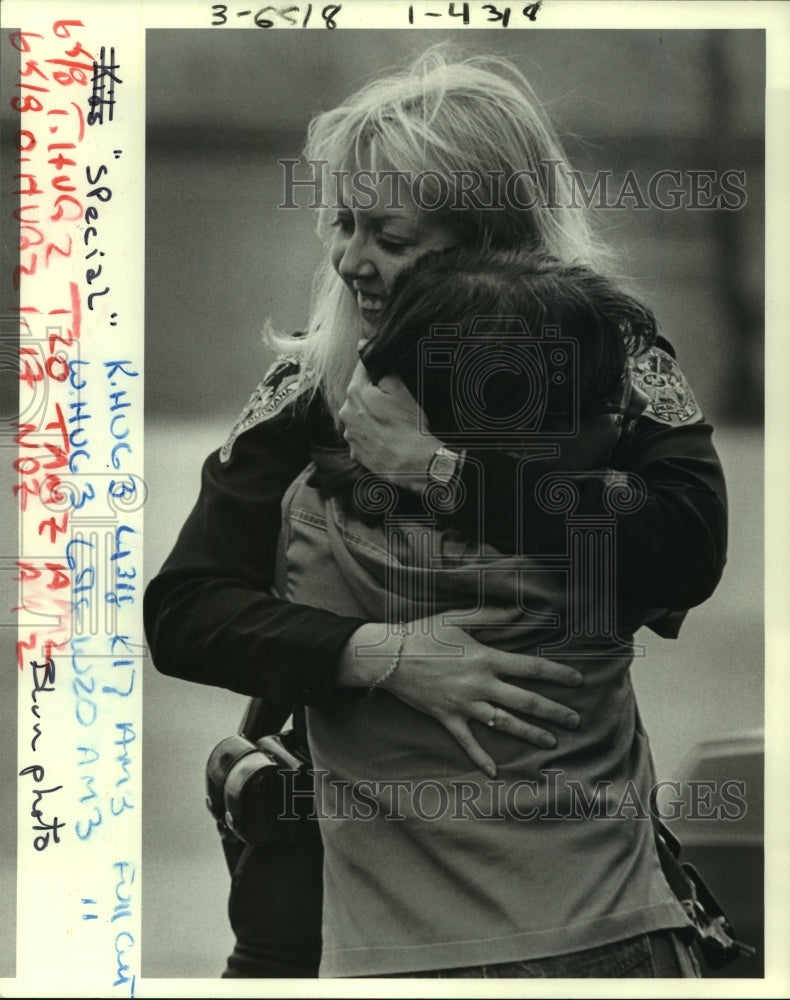 1984 Press Photo Jefferson Parish Deputy Sue Grapper hugs one of the students. - Historic Images