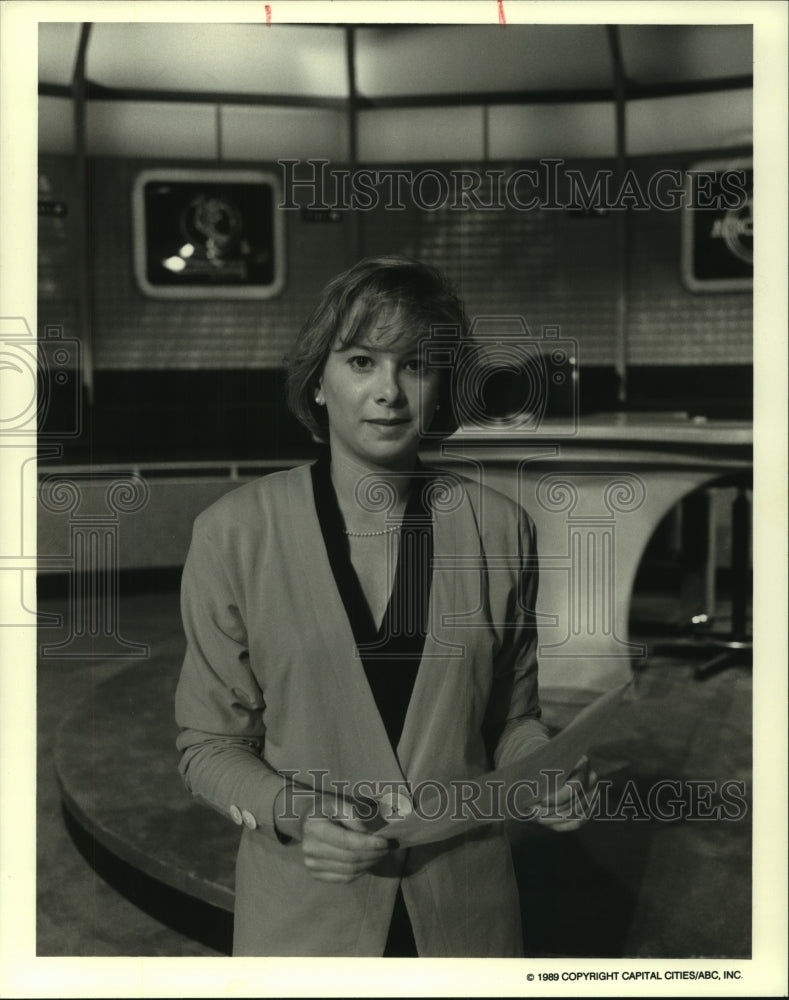 1989 Press Photo Laura Grant stands on the set of ABC&#39;s Prime Time Live. - Historic Images