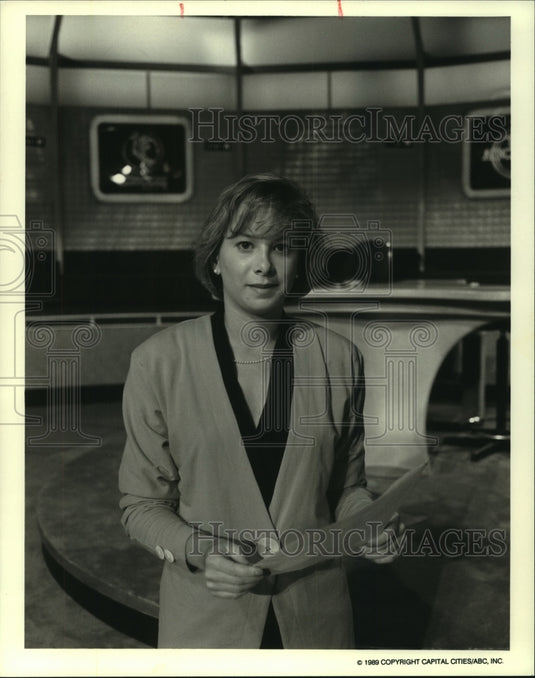 1989 Press Photo Laura Grant stands on the set of ABC's Prime Time Live. - Historic Images