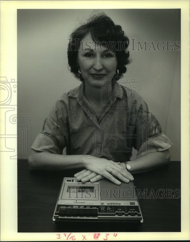 1990 Press Photo Speech therapist Elizabeth Gochnour with tape recorder - Historic Images