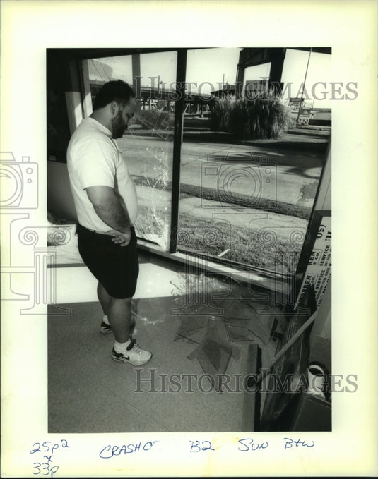 1995 Press Photo Norm Gobert looks at burglars mess at wife, Michelle's business - Historic Images