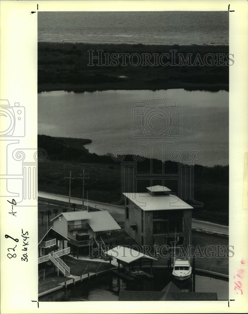 1991 Press Photo Expensive new homes on Grand Isle, each with its own boat slip. - Historic Images