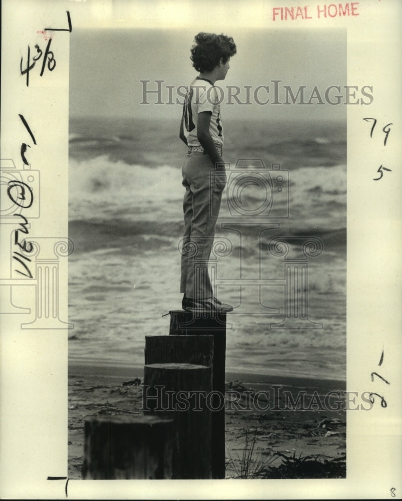 1978 Press Photo Youngster watches the pounding surf at Grande Isle. - nob24667 - Historic Images