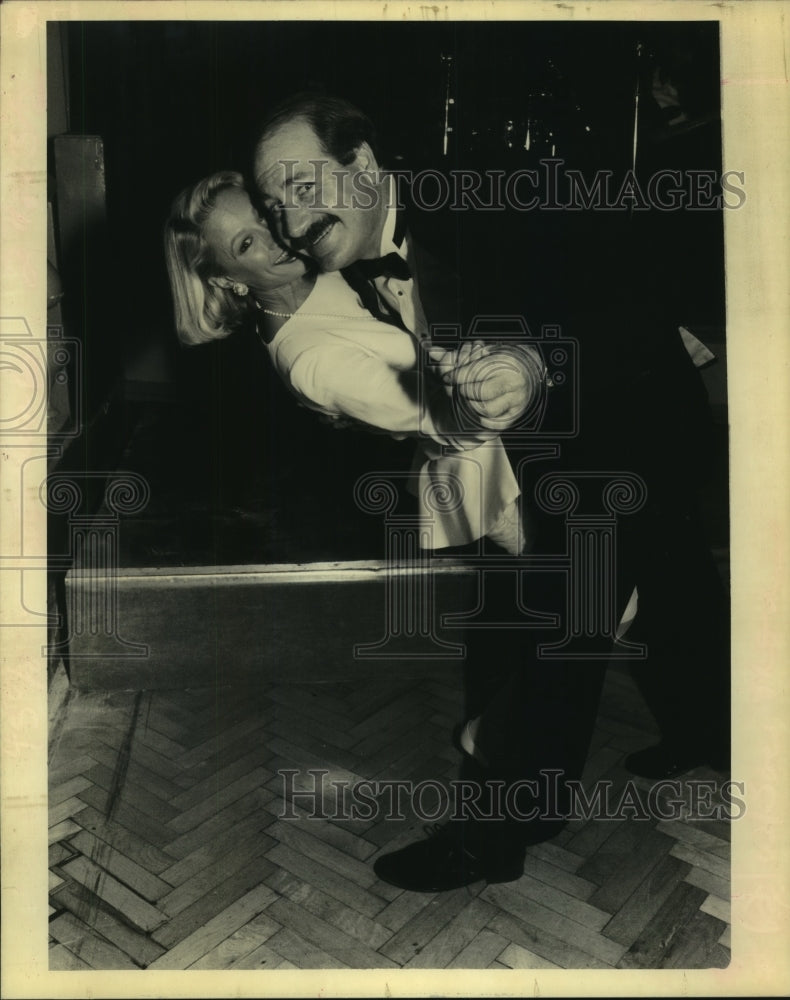 1990 Press Photo Husband and wife Lanell Kelley and Dr. Robert Grisoli dancing. - Historic Images