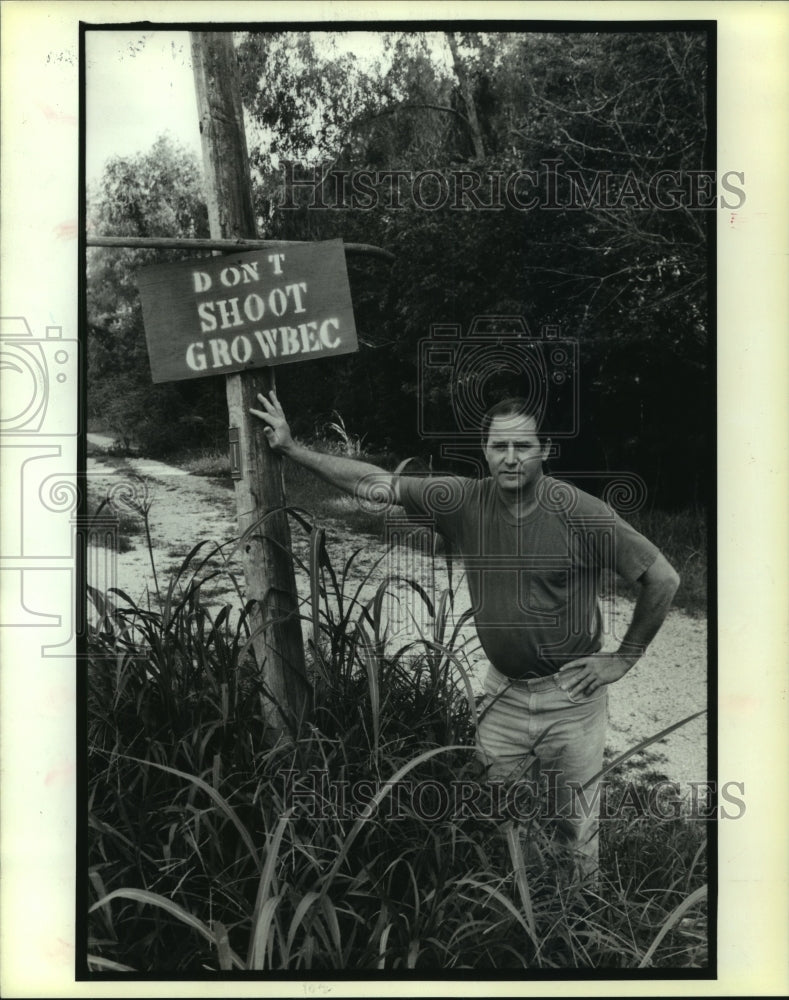 Press Photo Roylee Folse standing with a sign, &quot;Don&#39;t Shoot Growbec.&quot; - Historic Images