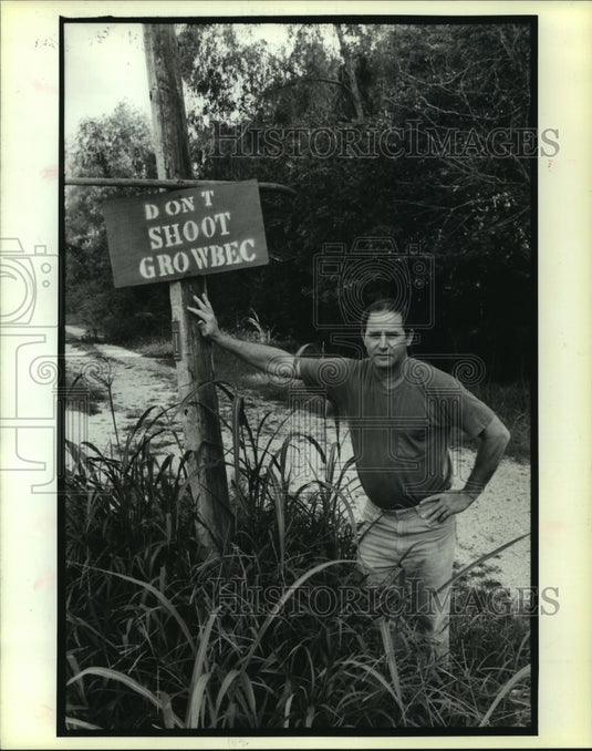 Press Photo Roylee Folse standing with a sign, "Don't Shoot Growbec." - Historic Images