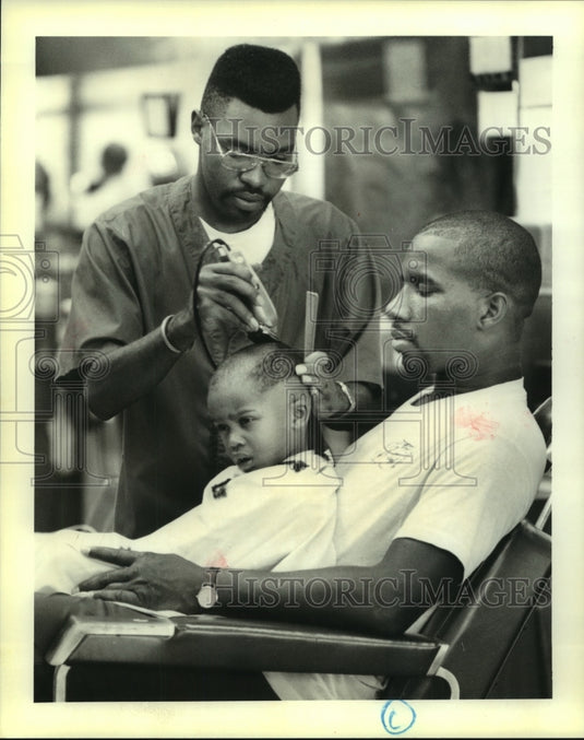 1994 Press Photo Nolan Gordon gets his hair cut by Alfred Dix at "The Dix." - Historic Images
