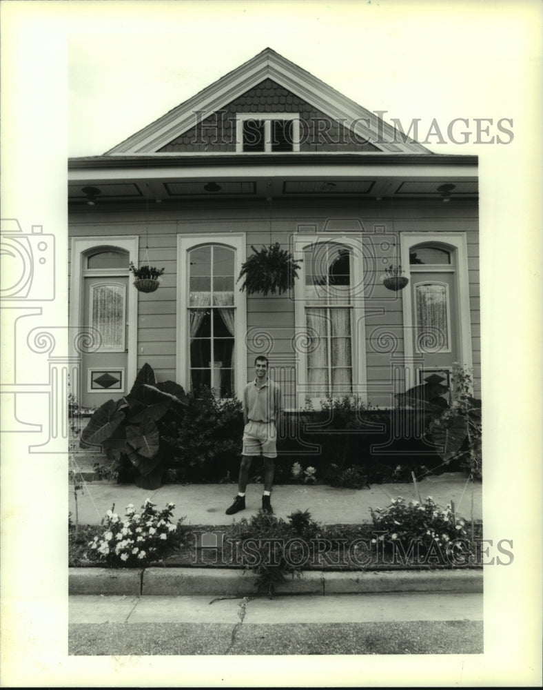 1995 Press Photo Steven Hale standing in front of house he bought &amp; renovated. - Historic Images