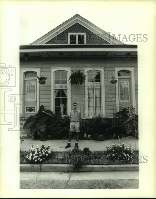 1995 Press Photo Steven Hale standing in front of house he bought & renovated. - Historic Images