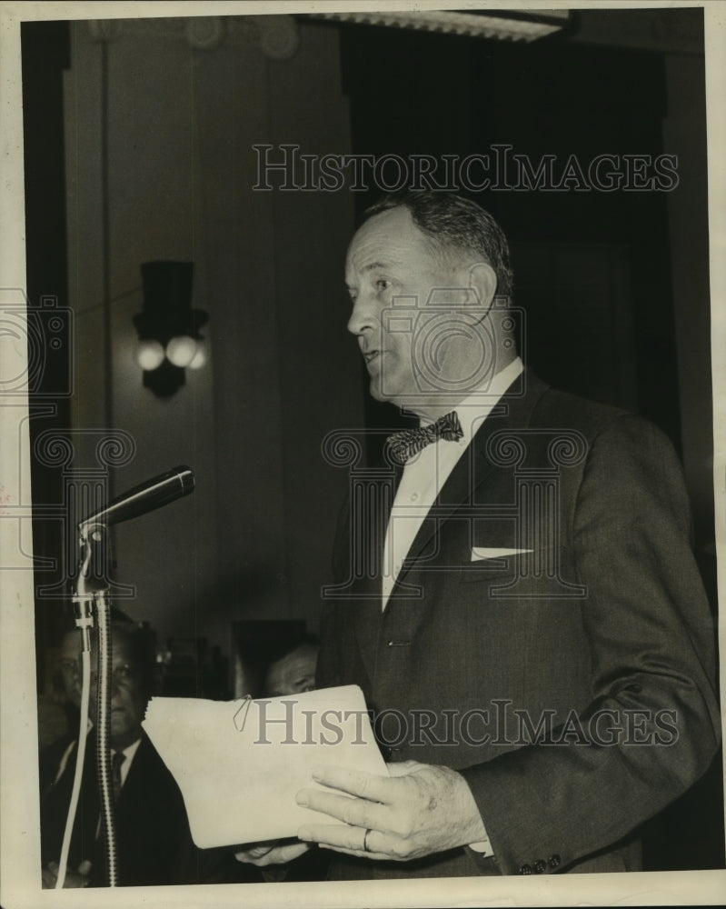 1961 Press Photo Samuel Hale speaks about Lake Brien dredging. - nob24690 - Historic Images